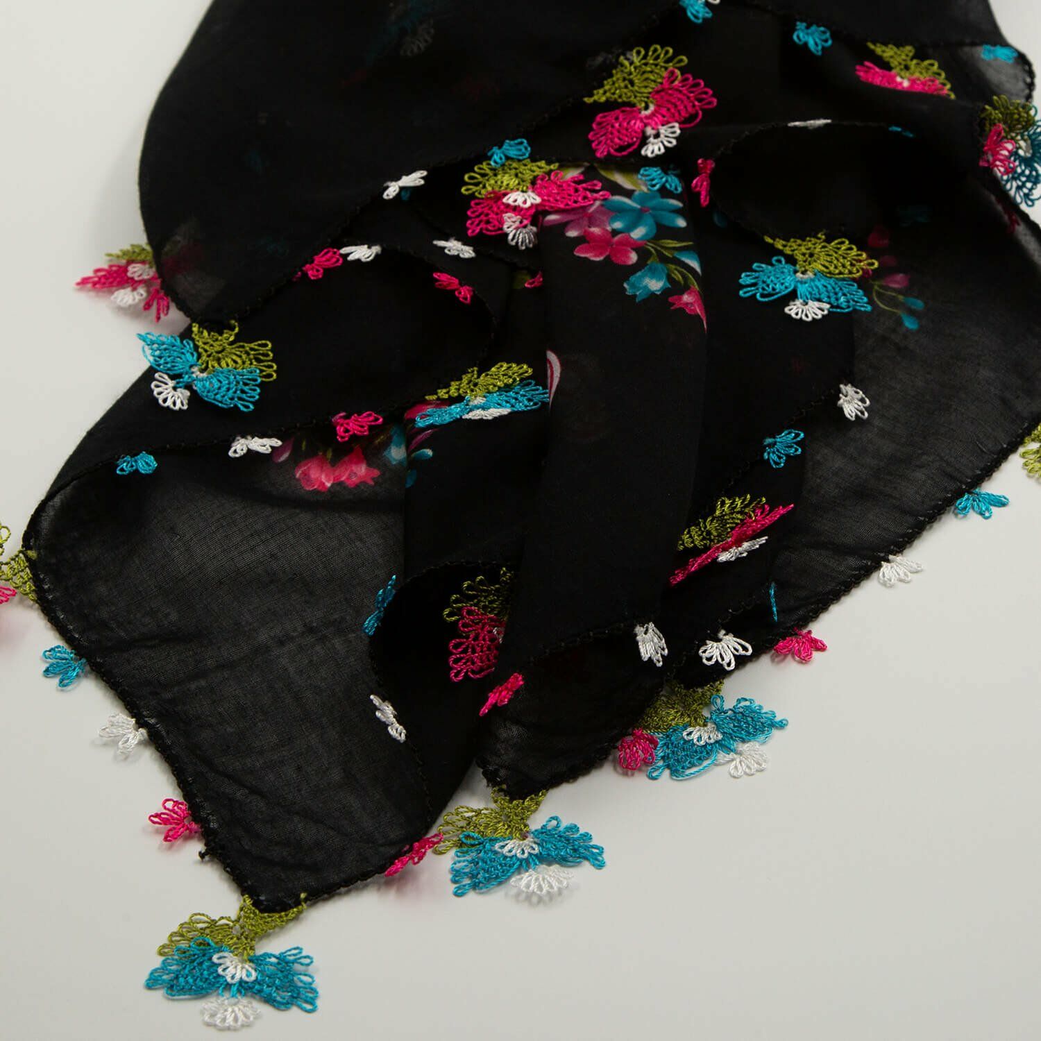 SIYAH PEMBE MAVİ İĞNE OYALI YEMENİ